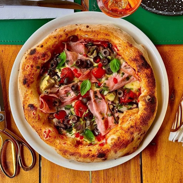 Elaborada con una base de salsa de tomate italiano San Marzano, mozzarella fiordilatte, jamón cocido, corazón de alcauciles, portobellos y olivas negras. Elaborada con una base de salsa de tomate italiano San Marzano, mozzarella fiordilatte, jamón cocido, corazón de alcauciles, portobellos y olivas negras.