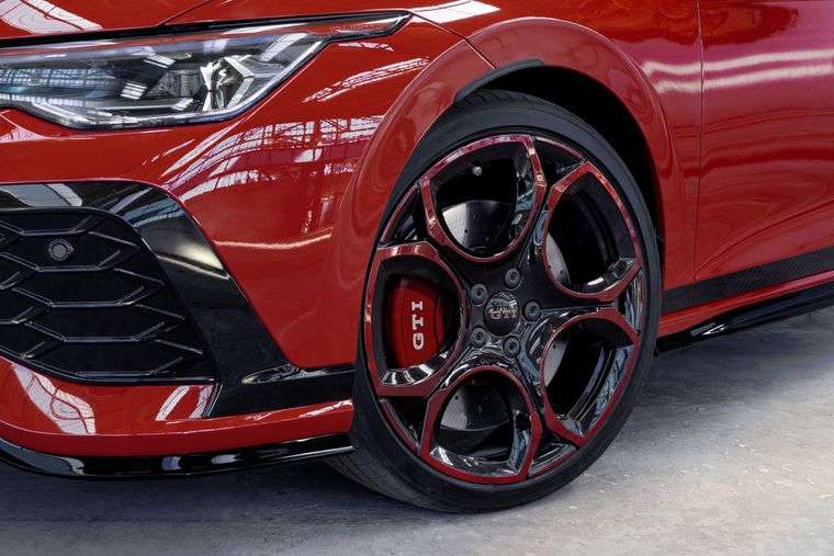 Este versión especial del Volkswagen Golf GTI viene con 325 HP de potencia, 420 Nm de torque y numerosos detalles de diseño destacados.