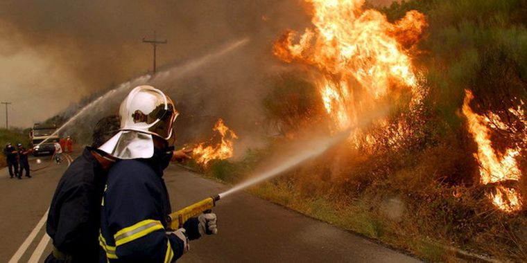 Bomberos combatiendo las llamas. Foto: EFE