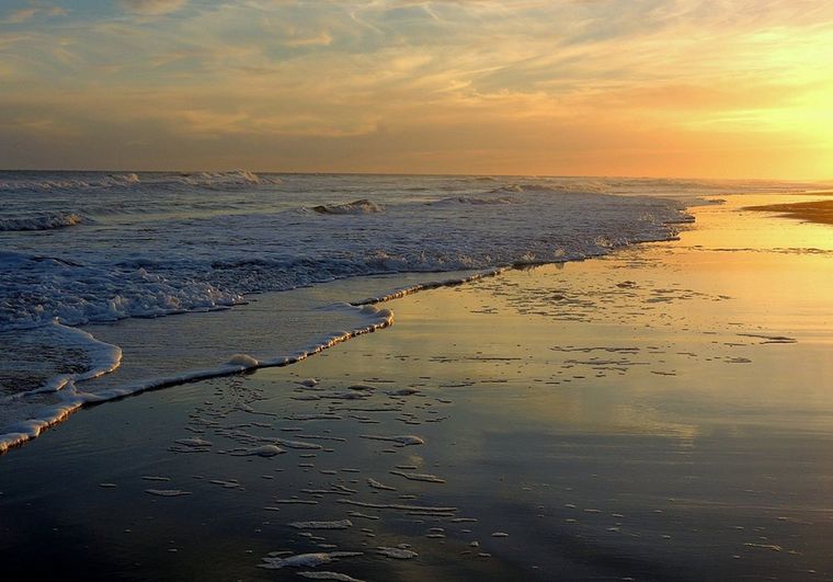 El pueblo de Reta se extiende frente a una playa amplia y abierta del Atlántico.