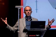 yuval harari: elegiremos entre unir a la humanidad o el egoismo y los nacionalismos