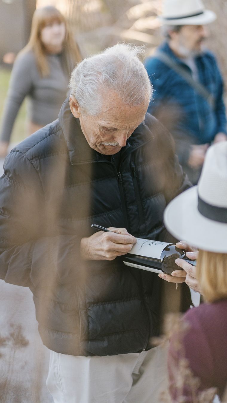 Alberto Arizu firmó botellas como presente. Alberto Arizu firmó botellas como presente.