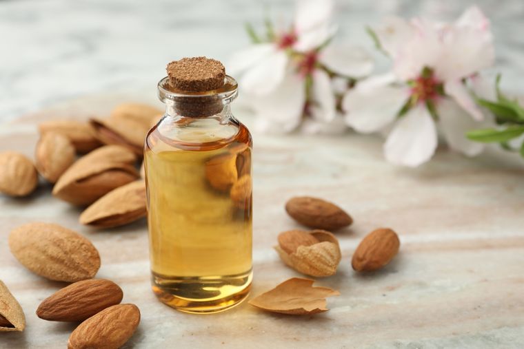 El aceite de almendras tiene ácidos grasos que mantienen el cabello nutrido. El aceite de almendras tiene ácidos grasos que mantienen el cabello nutrido. 