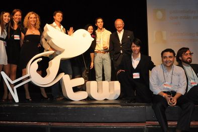MDZol | El doctor Abel Albino junto a todos los organizadores de BodegasTW, rodeando el logo gigante del encuentro. Foto: Alf Ponce / MDZ