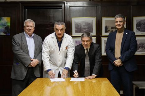 El Jefe de Gobierno de la Ciudad, Jorge Macri, junto al rector de la UBA, Ricardo Gelpi, y firmando, el ministro de Salud porteño, Fernán Quiros, y el director del Hospital de Clínicas, Marcelo Melo.
