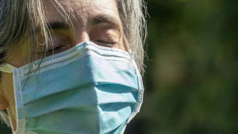 Es posible tener un ligero dolor de cabeza tras vacunarse. Normalmente desaparece a los 2-3 días. Foto: GETTY IMAGES