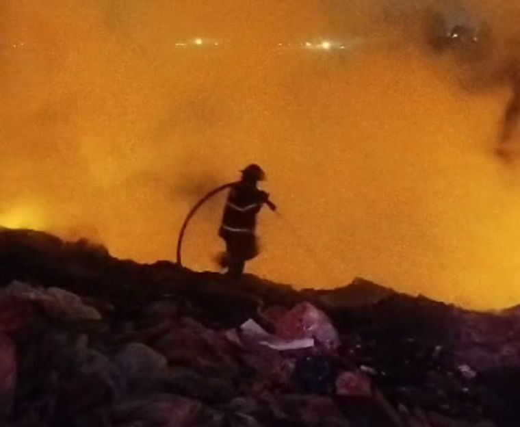 El incendio provocó una impactante columna de humo que complicaba la visibilidad en la zona