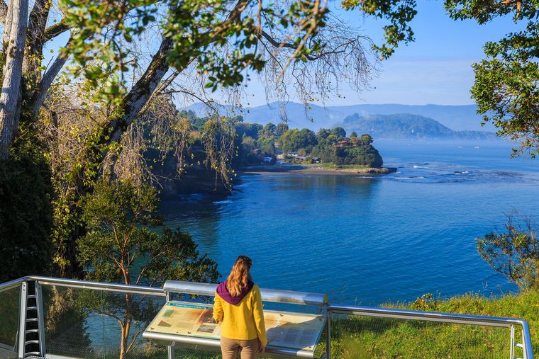 Este pueblo del sur chileno combina fortificaciones históricas con una costa abierta al Pacífico.