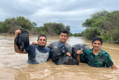 El hombre y sus amigos se hicieron virales por alentar a los vecinos ante la difícil situación Foto: Facebook Tincho Herrera