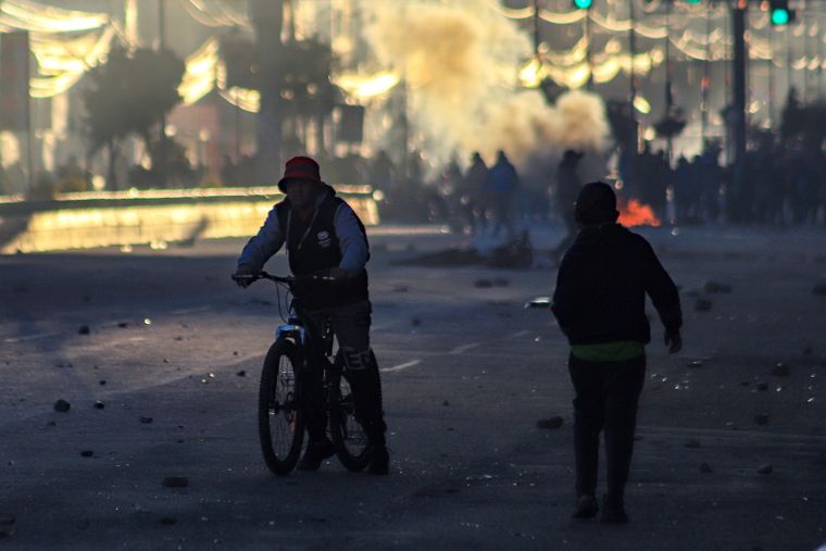 La tensión en Bolivia crece por los bloqueos, la marcha hacia La Paz y el avance de grupos radicalizados. La tensión en Bolivia crece por los bloqueos, la marcha hacia La Paz y el avance de grupos radicalizados.