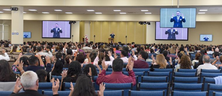 Los intérpretes acompañaron con precisión cada discurso y video. Los intérpretes acompañaron con precisión cada discurso y video.
