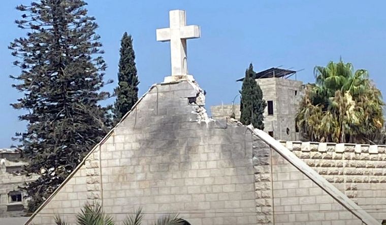 La iglesia católica de Gaza bombardeada por Israel. Foto X, @JehadAbusalim