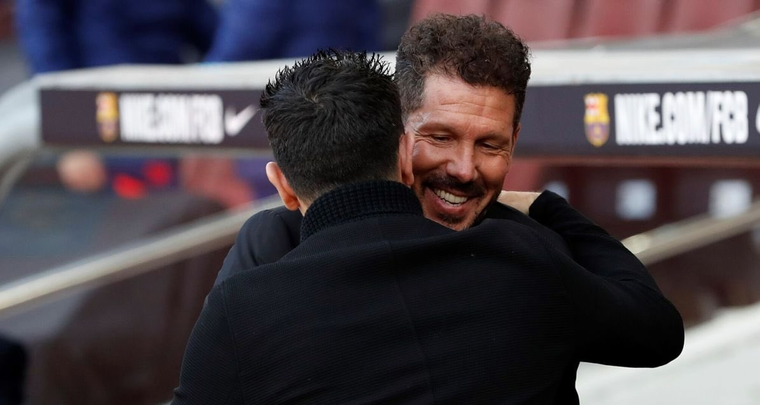 Simeone y Xavi Hernández se abrazan en un encuentro anterior. Foto: Archivo
