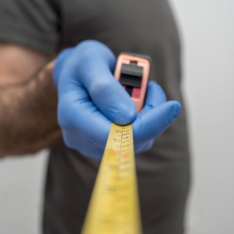 La cinta métrica incluye un pequeño orificio que permite realizar mediciones más cómodas y exactas. Foto: Freepik La cinta métrica incluye un pequeño orificio que permite realizar mediciones más cómodas y exactas. Foto: Freepik