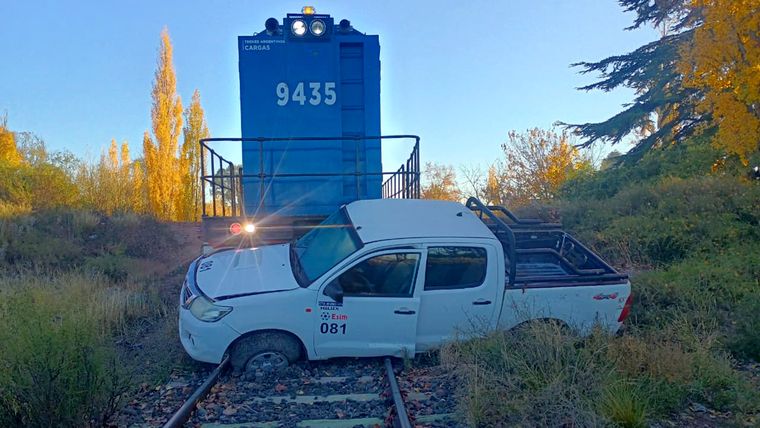 A raíz del fuerte choque, el vehículo fue arrastrado aproximadamente 100 metros.