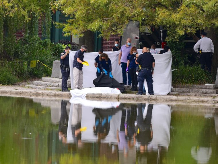 La noche del sábado 24 de julio la policía encontró un cadáver perteneciente a un hombre. Foto: Am New York (amny.com)