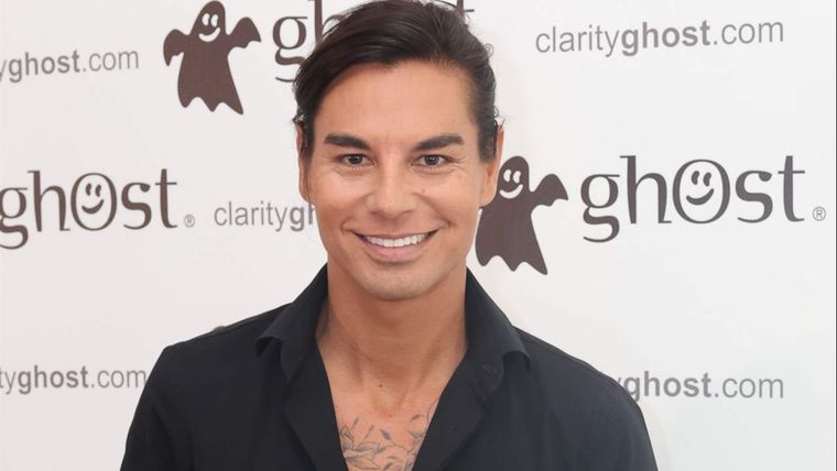Julio Iglesias Jr. está más enamorado que nunca de Ariadna Romero. Foto: Revista Lecturas