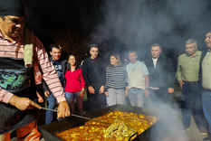El intendente de Tupungato junto a otros dirigentes radicales en la paella que se realiza todos los años en General Alvear. Foto: @TadeoGZ