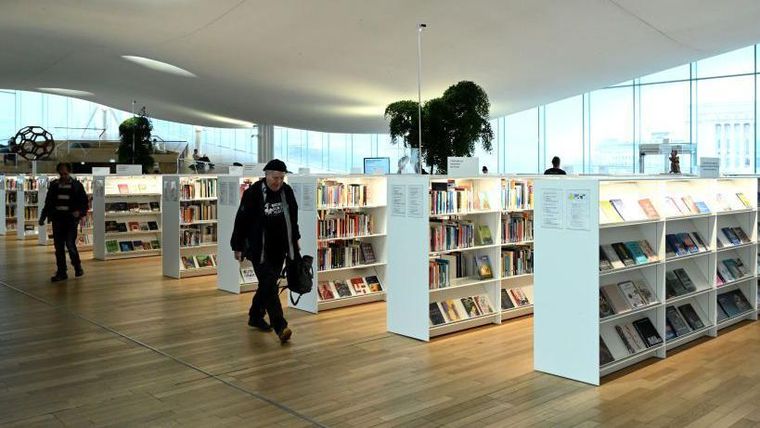 El 55% de los finlandeses visita las bibliotecas al menos una vez al mes, según un informe del gobierno.
