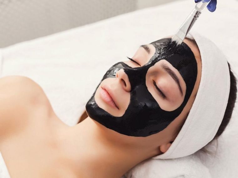 El secreto de las celebridades: mascarilla de carbón para lucir joven y radiante