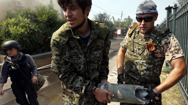 Separatistas prorrusos muestras bombas ucranianas. Foto: Reuters