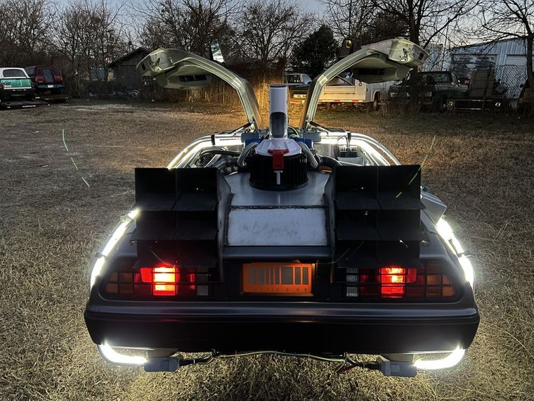 DeLorean DMC-12 El auto es idéntico al de Volver al Futuro.