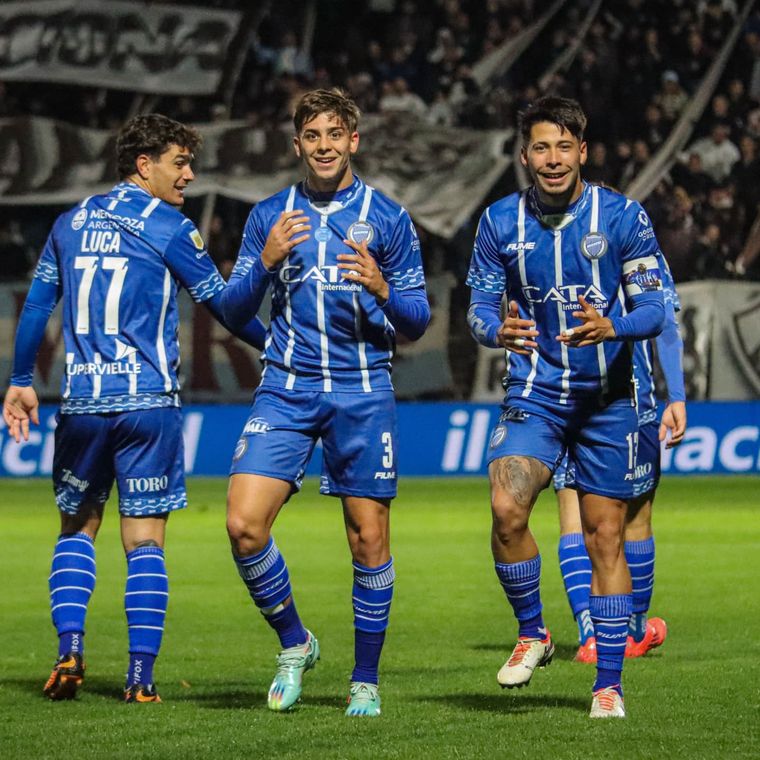 El Indio Fernández, capitán y figura del Tomba, celebra su gol junto a Juanse Morán.&nbsp;