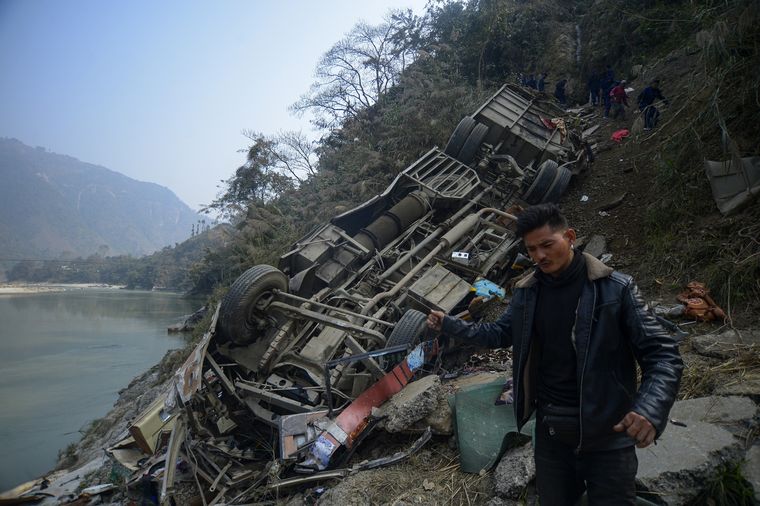 Un colectivo cayó al río en Nepal y 19 personas murieron. Un colectivo cayó al río en Nepal y 19 personas murieron.