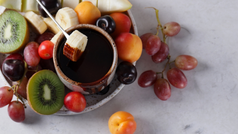 Esta receta puede prepararse también con chocolate blanco, aunque requiere un control de temperatura más cuidadoso porque se quema con facilidad. Esta receta puede prepararse también con chocolate blanco, aunque requiere un control de temperatura más cuidadoso porque se quema con facilidad.