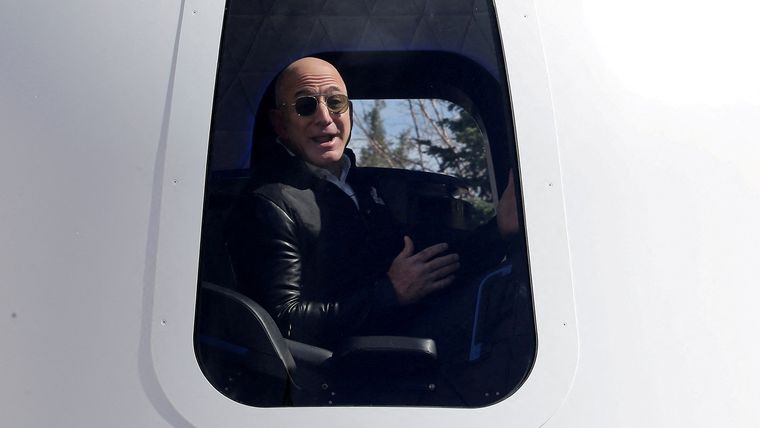 La NASA asigna a Blue Origin de Jeff Bezos la misión de enviar un rover al Polo Sur lunar.