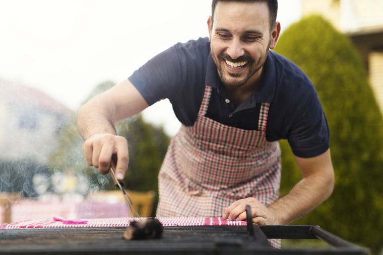 El ajo libera alicina, un compuesto natural con poder antibacteriano ideal para desinfectar la parrilla antes del asado. Foto: Shutterstock El ajo libera alicina, un compuesto natural con poder antibacteriano ideal para desinfectar la parrilla antes del asado. Foto: Shutterstock
