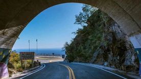 En la ruta Provincial 28, los volcanes antiguos se mezclan con espinillos y palmas caranday, marca registrada del territorio. En la ruta Provincial 28, los volcanes antiguos se mezclan con espinillos y palmas caranday, marca registrada del territorio.