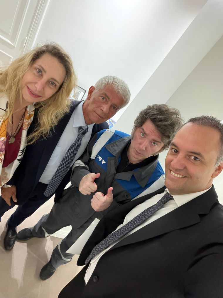 Javier Milei anunció la renuncia de Mariano Cúneo Libarona y nombró a Juan Bautista Mahiques como su sucesor. Javier Milei anunció la renuncia de Mariano Cúneo Libarona y nombró a Juan Bautista Mahiques como su sucesor.