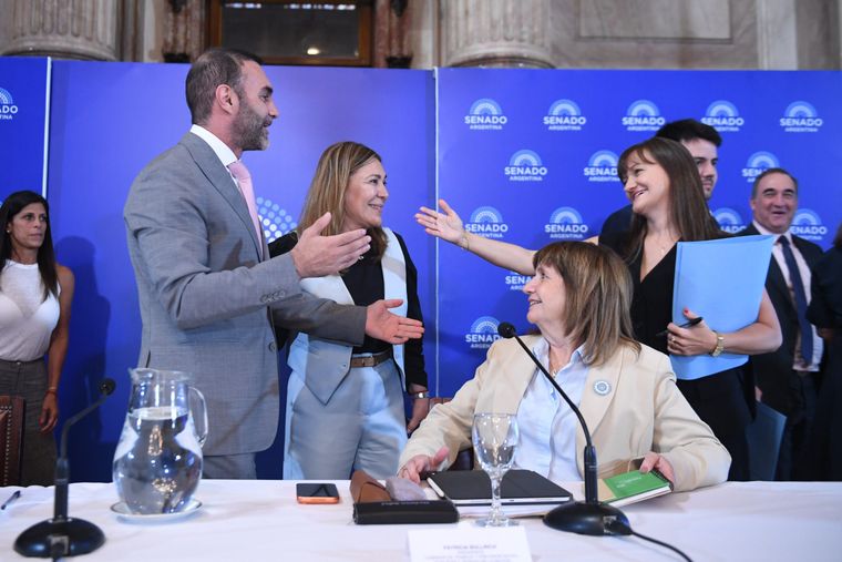 Patricia Bullrich consiguió el dictamen para la reforma laboral con modificaciones que llegó de Diputados y allana el camino para sesionar el próximo viernes.