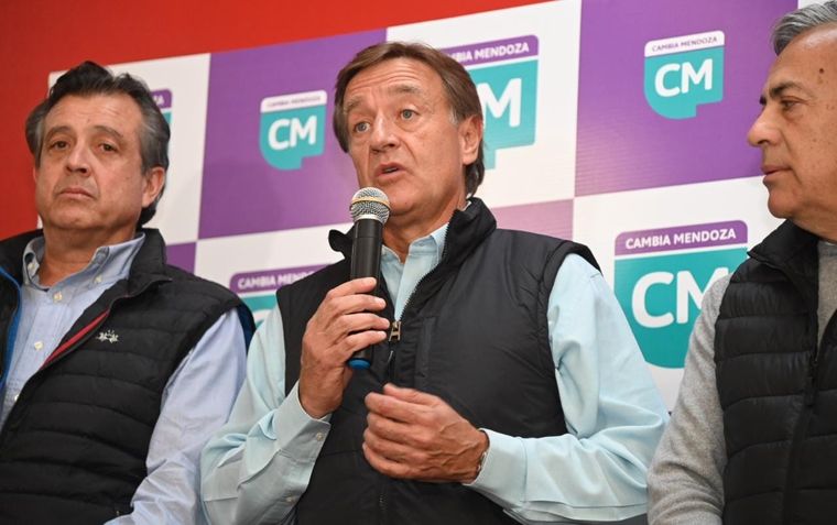 El gobernador al lado de Cornejo e Ibáñez. Foto: UCR Mendoza