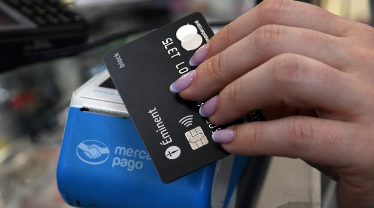 El volumen de consumo con débito pasó de representar el 53,64% del total al 65,36% en un año. Foto: ALF PONCE MERCADO / MDZ