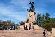 El monumento del Cerro de la Gloria rinde homenaje al Ejército de los Andes. Foto: ALF PONCE MERCADO / MDZ El monumento del Cerro de la Gloria rinde homenaje al Ejército de los Andes. Foto: ALF PONCE MERCADO / MDZ