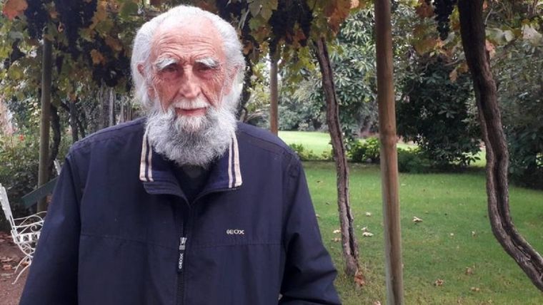 El filósofo chileno Gastón Soublette está recluido en su casa en la ciudad de Limache, en la región de Valparaíso, desde que comenzó la pandemia. Foto: CATALINA RENGIFO