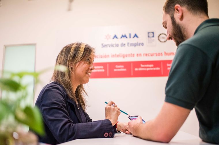 La eficiencia de la IA no solo ahorra tiempo, sino también costos significativos. Foto: AMIA