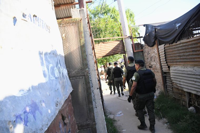 Gendarmería custodia el asentamiento Los Pumitas de Rosario. Foto: Télam