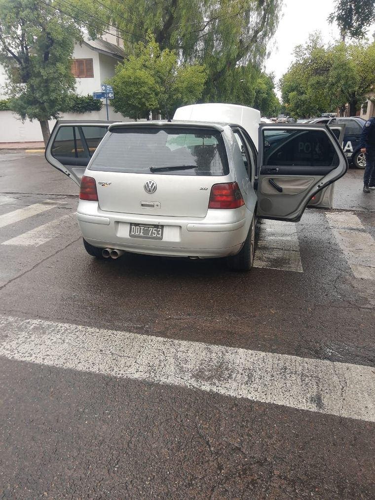 Pleno centro El auto fue requisado y en el interior se encontraron varios elementos sospechosos.
