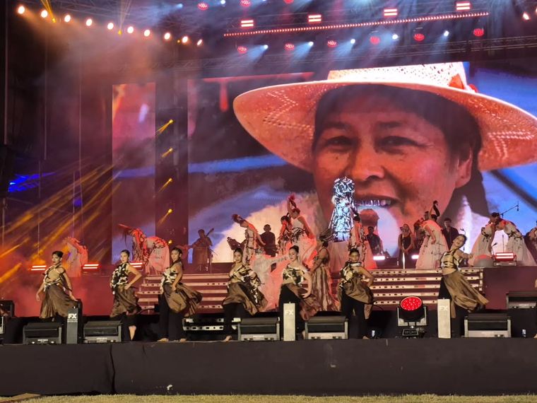 La puesta evocó los “vigías ancestrales”, la Casa Ventura Segura y la llegada del tren en una noche que unió historia, fe y tradición. La puesta evocó los “vigías ancestrales”, la Casa Ventura Segura y la llegada del tren en una noche que unió historia, fe y tradición.