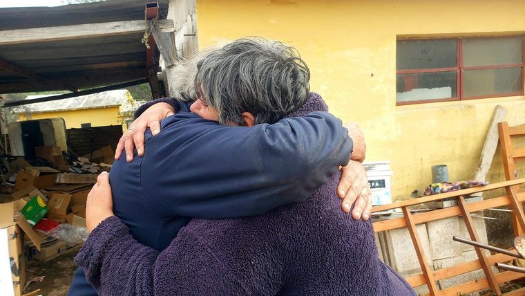 Estela tuvo que dejar su casa en Cabalango ante la evacuación del pueblo y su vecino salvo a su mascota Foto: Twitter @leoguevara80