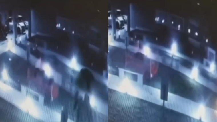 El momento del derrumbe del techo del estacionamiento del edificio en Parque Patricios.&nbsp;