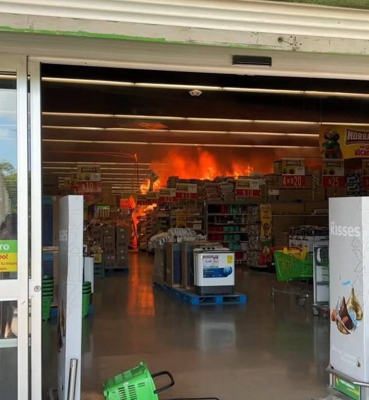 Un negocio en Quintana Roo bajo fuego.