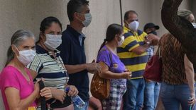 Los habitantes de Serrana, en Brasil, hacen la fila para vacunarse, luego de que la ciudad fuera elegida para un estudio para controlar la inmunización en masa. Foto: GETTY IMAGES