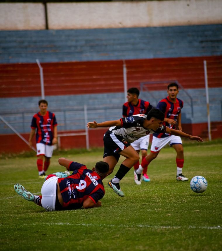 Antes de la gresca, Fundación Amigos por el Deporte se imponía 1 a 0 sobre Andes Talleres. Antes de la gresca, Fundación Amigos por el Deporte se imponía 1 a 0 sobre Andes Talleres.