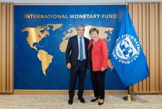 Luis Caputo junto a la titular del Fondo Monetario Internacional (FMI). Foto: Cuenta de X @KGerogieva