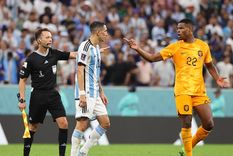 Dumfries discute con Di María en pleno Argentina-Países Bajos. Foto: EFE