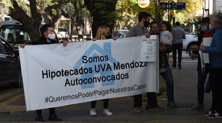 Desde hace al menos 2 años los beneficiarios de los créditos UVA reclaman ayuda al Estado. Foto: ALF PONCE MERCADO / MDZ